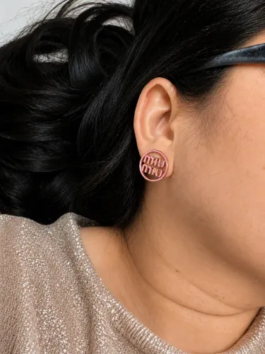 brincos dourado qualidade italiana com escrita em rosa miu miu