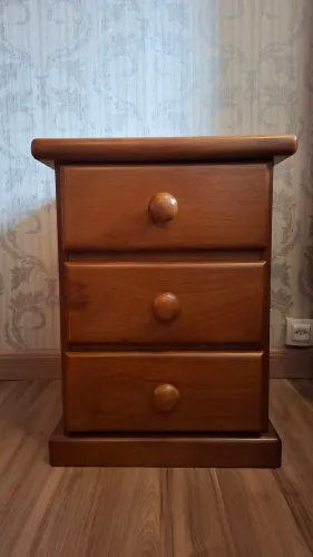 Mesa de cabeceira de madeira maciça