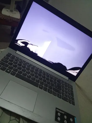 Notebook Lenovo com avaria no display