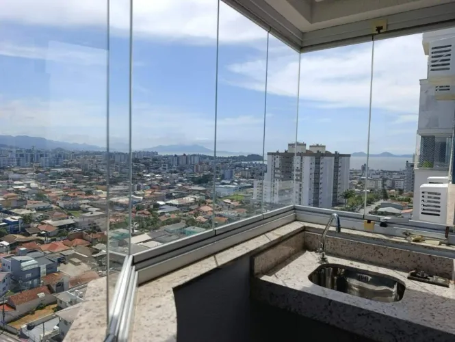 Apartamento mobiliado em andar alto com suíte e vista pro mar