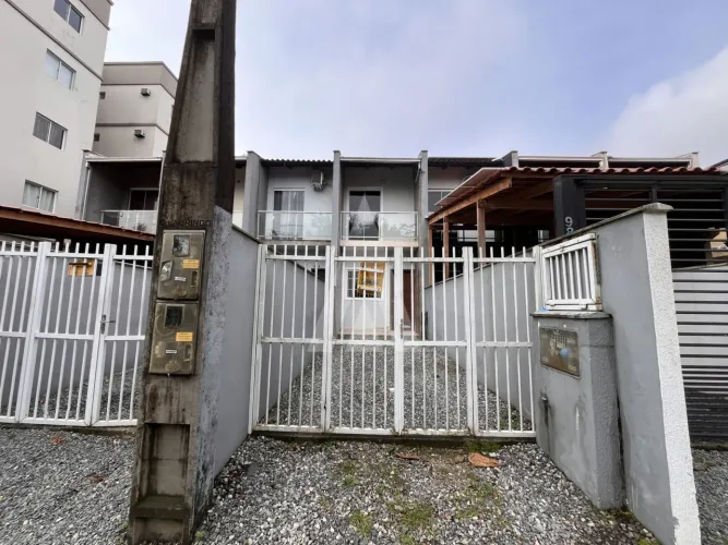 Geminado com 2 quartos no bairro Iririú, com 61.6 m².