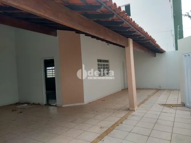 Casa residencial para locação no bairro Santa Mônica em Uberlândia-MG.