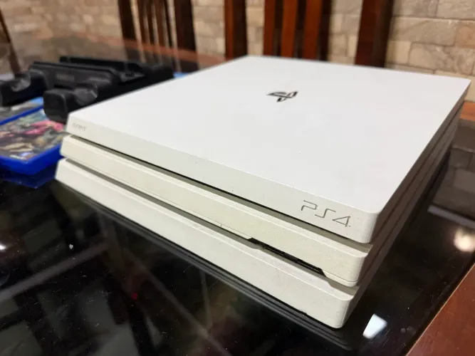 Kit PS4 Pro + 4 controles + 4 jogos + base refrigeração + base de controles