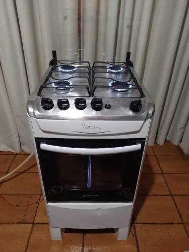 Fogão 04 bocas, funcionando perfeitamente, acendimento eletrico, marca Atlas 
