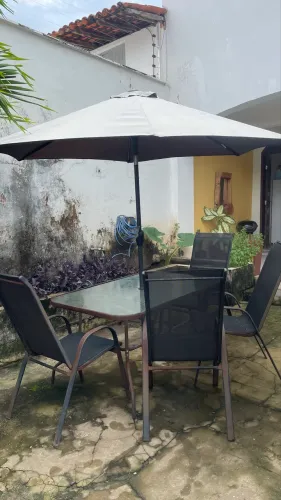 Conjunto Mesa de Jardim com 4 Cadeiras + Ombrelone
