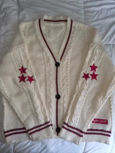 Cardigan Taylor Swift Red Taylors Version (Tricot Creme/Vermelho)