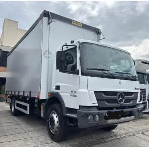 MERCEDES-BENZ MB 1719 Baú Ano 2022(transferência de dívida)<br><br>