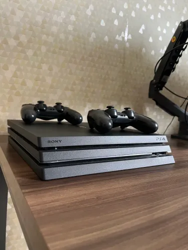 Ps4 Pro (Com Caixa e 2 Controles)