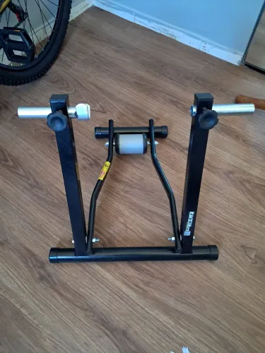 Rolo de treino de bicicleta muito novo