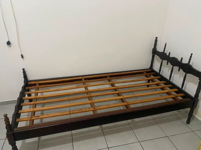 Vendo cama de madeira - solteirão