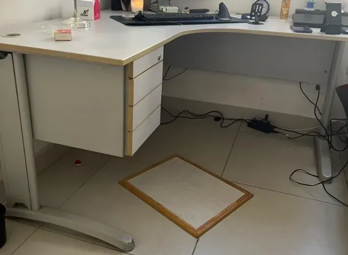 Mesa de escritório MDP e Armário cor cinza (Doação)