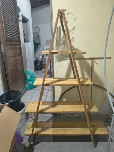 Vendo duas escadas para decoração de festas bem resistentes e conservadas