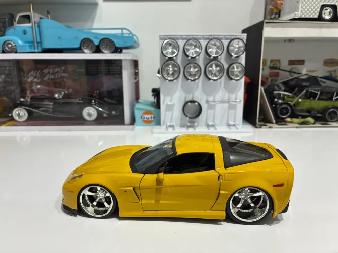 Miniatura corvette amarela