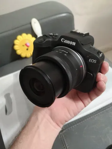 Câmera Canon EOS R100 Mirrorless 4K com Lente - Estado de Nova