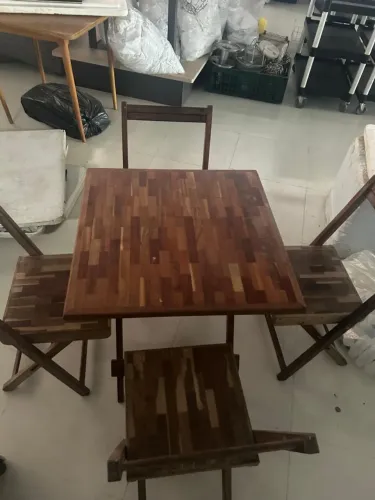 Mesa com quatro cadeiras de madeira
