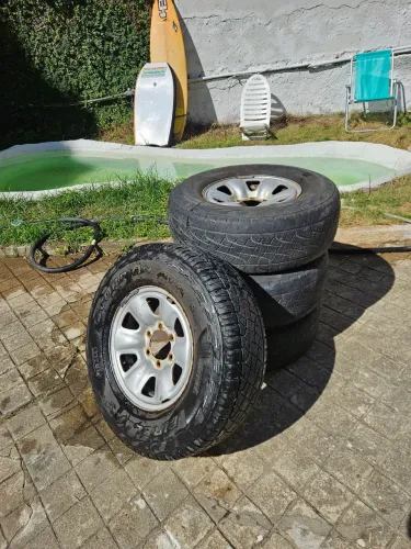 Jogo de rodas com pneu scorpion atr pirelli LT 265/70 R16 110/107T M+S. Para Hilux