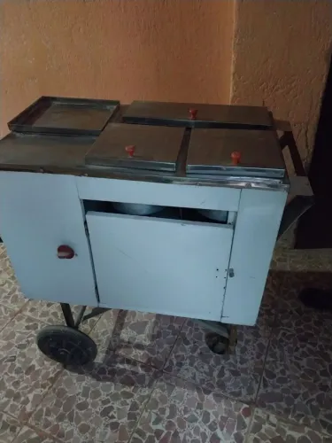 Uma pequena carroça de cachorro quente tel *