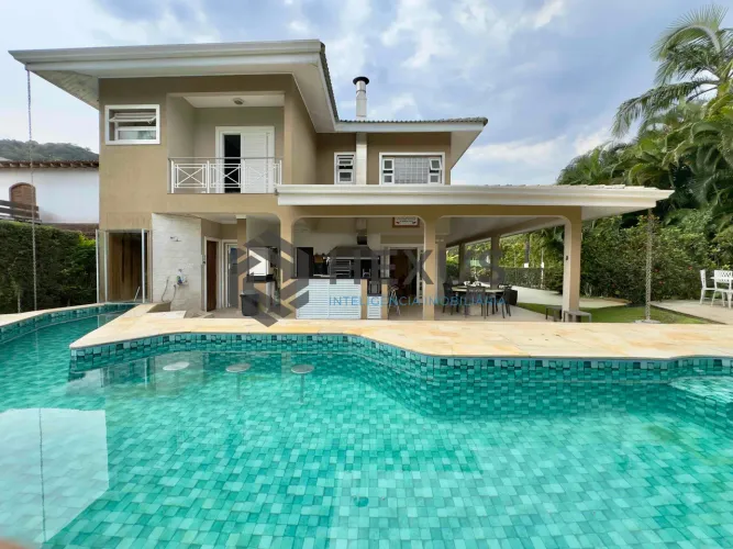Casa reformada com varanda piscina e área gourmet no Granville na Praia da Enseada, Guaruj