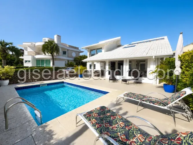 Casa dos sonhos a 50 mt da praia em Jurere Internacional
