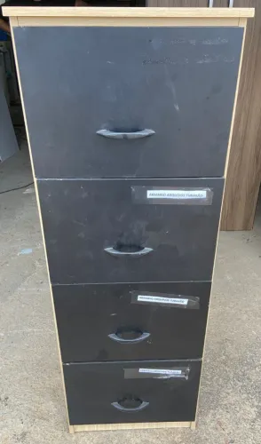 Arquivo de mdf, com 4 gavetas, marrom e preto.