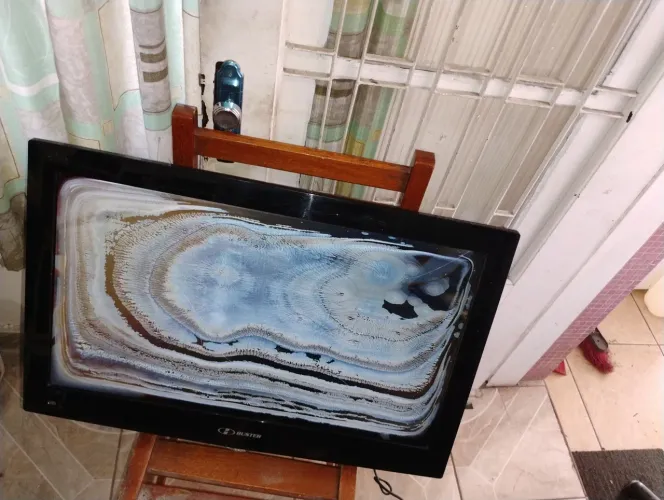 TV LCD Buster 32 Polegadas Modelo HBTV32D03HD Tela trincada ligando 