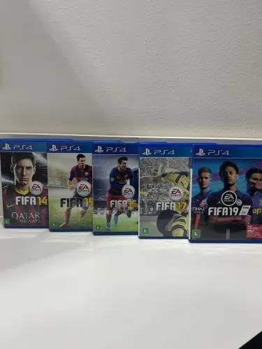 Pacote com 5 FIFAs - PlayStation 4/PS4