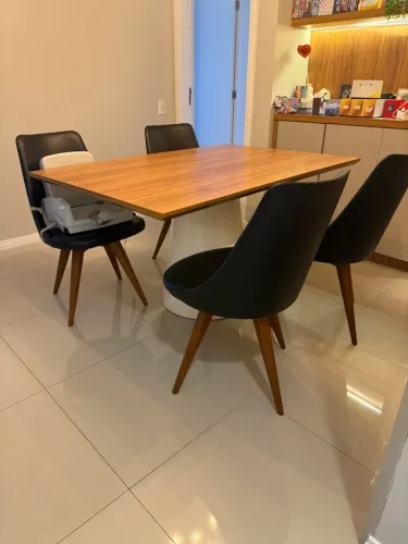 Mesa e cadeiras 4 lugares