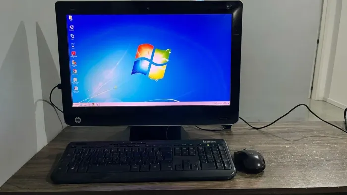 computador All-in-One da marca HP. CPU integrada no monitor.