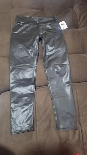 Vendo essa leging preta brilhosa