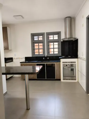 MOINHOS IMOBILIÁRIA aluga casa no bairro Santana