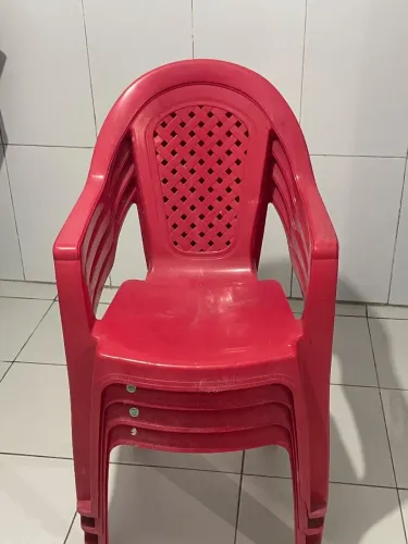 VENDO 4 CADEIRAS DE PLÁSTICO VERMELHAS