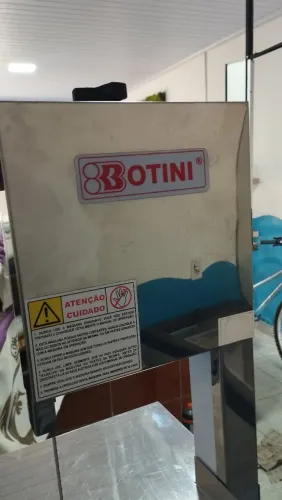 Vendo cerra fita semi nova