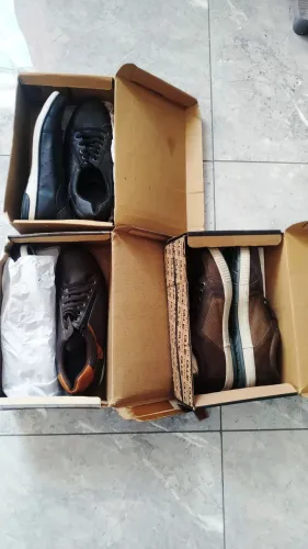 3 pares de sapatênis na caixa.