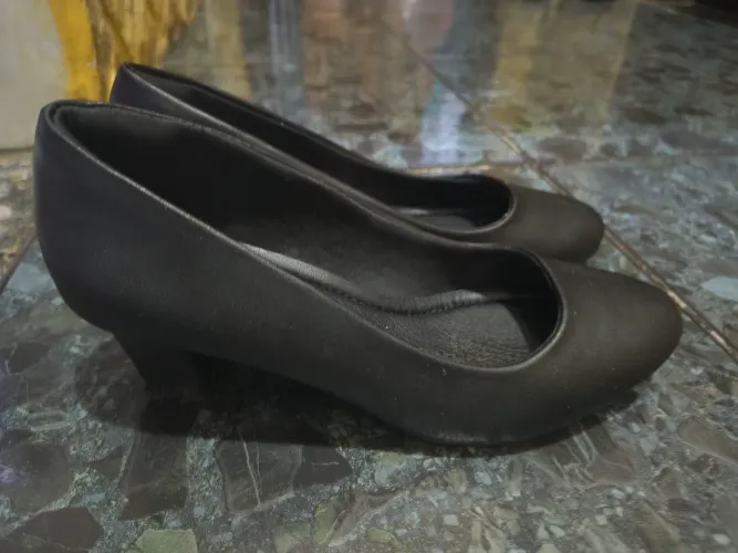 Sapato preto salto pequeno comfortflex