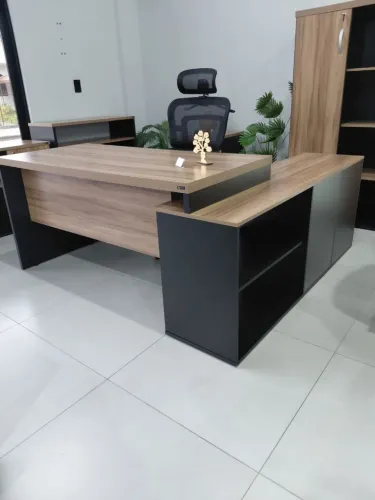 Mesa Executiva em L M30 Sevilha/Preto para Escritório