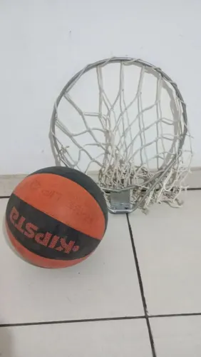 Festa de basquete com rede e bola