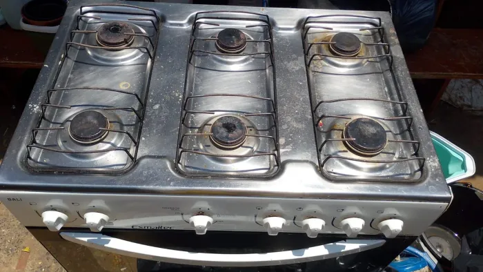 Vendo fogão a gás com 6 bocas e forno !!