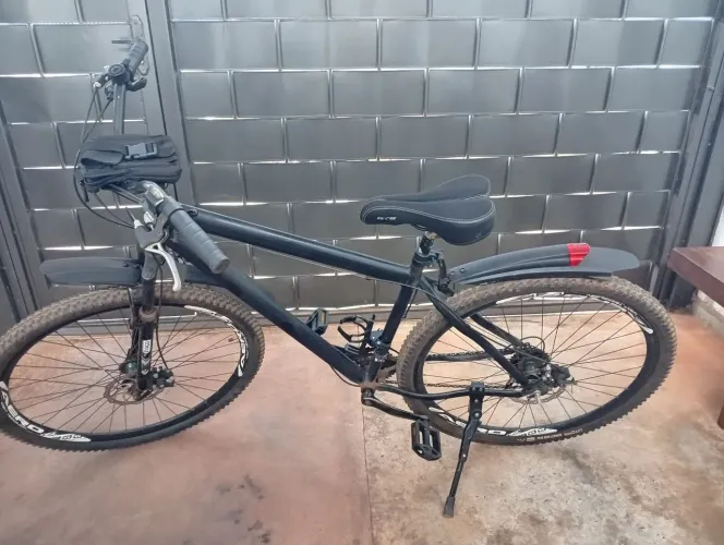 Bicicleta aro 29 com câmbio Shimano de 24 marchas