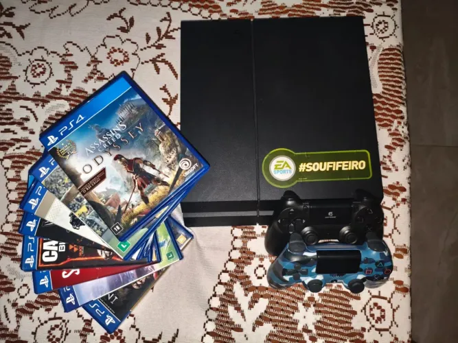 Vendo PS4, revisado a 3 meses, com 2 controles e jogos.  