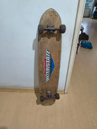 Skate tábua de 1.10 x 25cm não está quebrado em uso e bom funcionamento rodas e eixo
