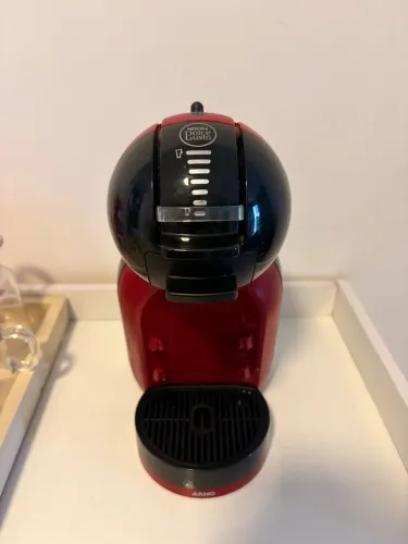 Cafeteira Dolce Gusto e acompanhamentos junto