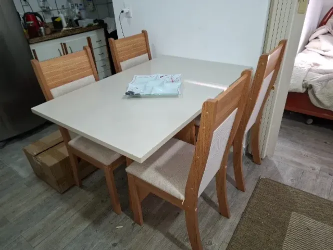 Mesa de jantar c/4 cadeiras ( 5 meses uso )