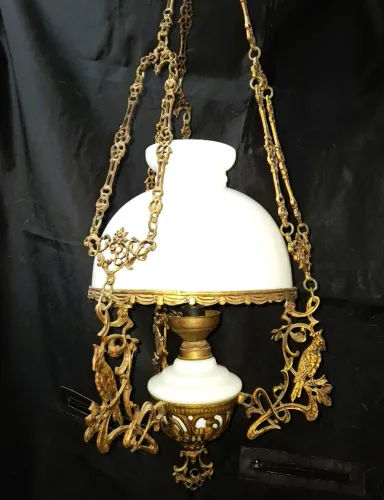 Antigo e Elegante Lustre pendente para uma lâmpada. 