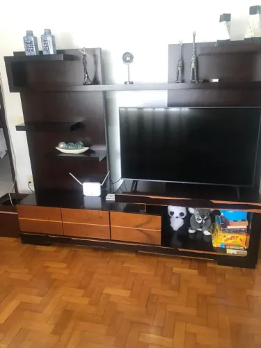 Estante moderna e de qualidade comprada nos Móveis Conquista Mov