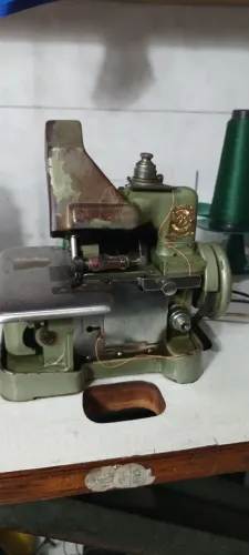 Máquina de costura overlok chinesinha 