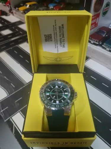Relógio Invicta esportivo com pulseira e fundo verde (Novo).