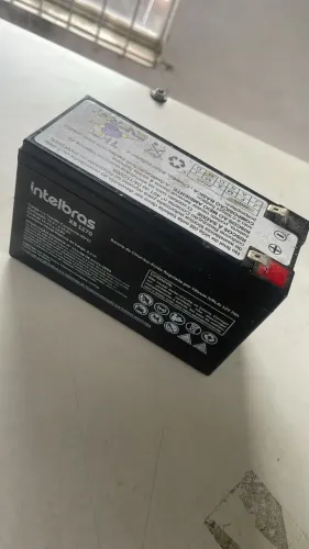 bateria VRLA selada de chumbo-ácido Intelbras XB 1270, com capacidade de 12V e 7Ah.