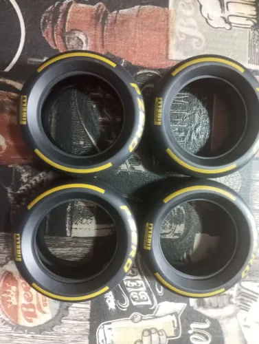 F1 Lego jogo de Pneus PIRELLI PZERO Logo Amarelo 