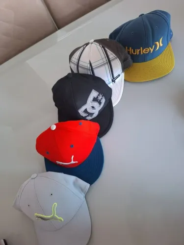 Lote de 5 Bonés Premium (Puma, Hurley, DC Shoes) - Estado de Novos 