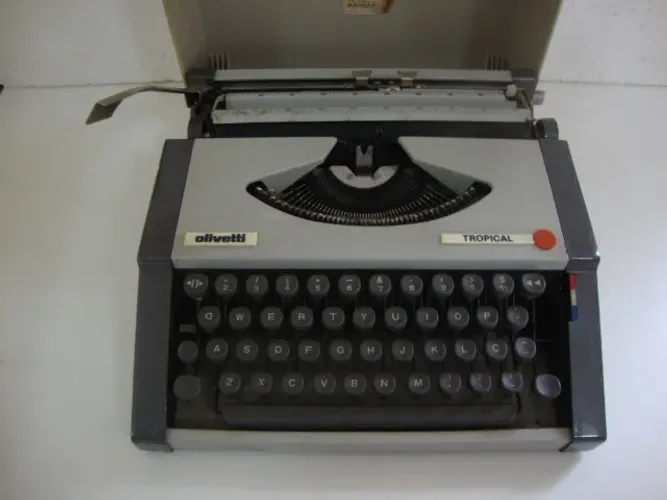 Máquina de Escrever Portátil Marca Olivetti Modelo Tropical .